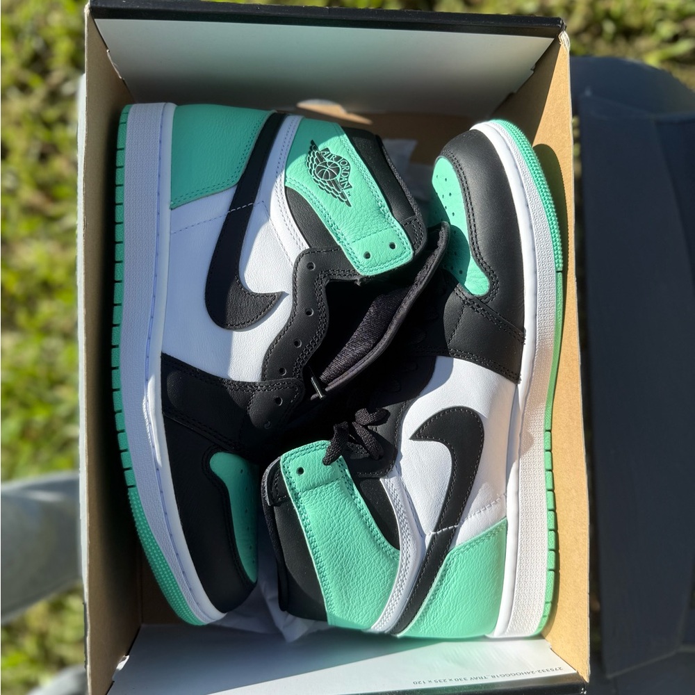 Nike Air Jordan Retro 1 “Green Glow” size 10 - Black and Mint Green